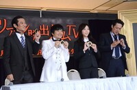 メダルを手に喜ぶ津田寛治、バカリズム、木南晴夏、デビット伊東（左から）。