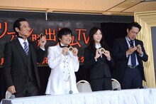 メダルを手に喜ぶ津田寛治、バカリズム、木南晴夏、デビット伊東（左から）。