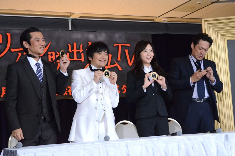 メダルを手に喜ぶ津田寛治、バカリズム、木南晴夏、デビット伊東（左から）。