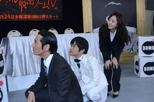 ダイジェスト映像を鑑賞する津田寛治、バカリズム、木南晴夏（左から）。