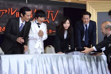 メダルの登場に驚く津田寛治、バカリズム、木南晴夏、デビット伊東（左から）。