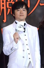 謎男を演じるバカリズム。