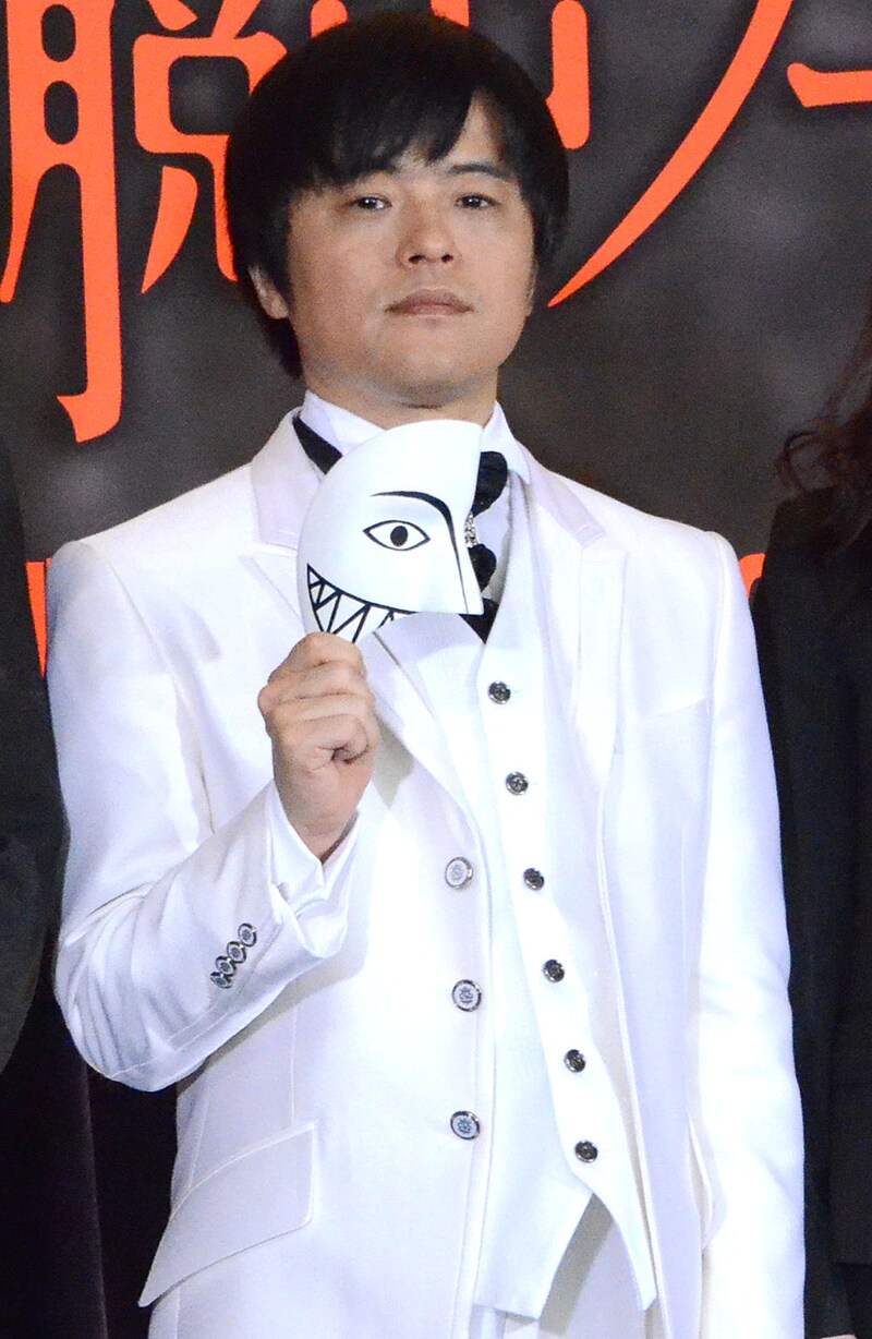 謎男を演じるバカリズム。