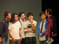 審査に悩む田中が考え中メンバー。