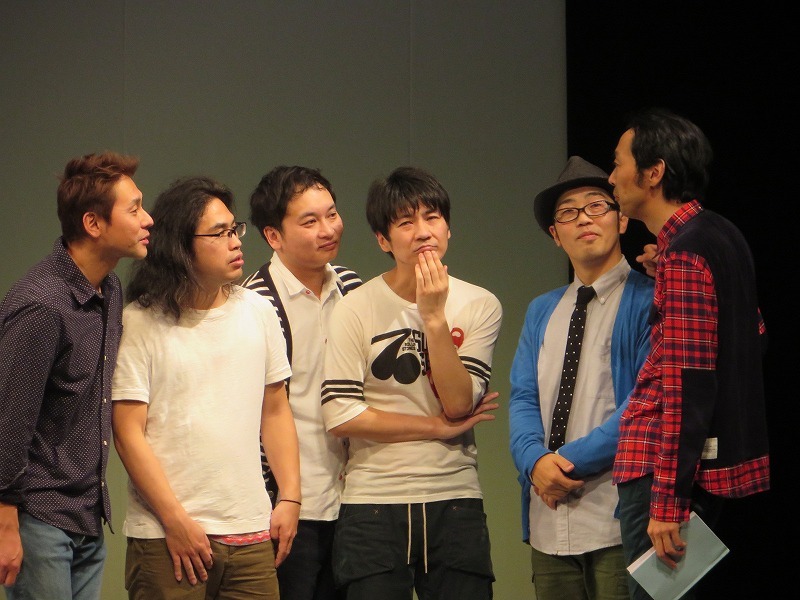 審査に悩む田中が考え中メンバー。