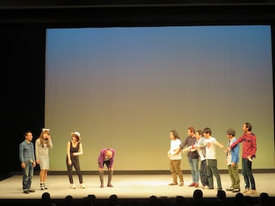 ライブ「田中が作戦中」で、新メンバーを迎え入れようとする“田中が考え中”メンバー。