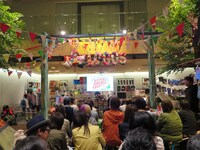 期間限定LOGOS SHOP店内。中にはペナルティ・ヒデとライセンスのミニ写真展も。