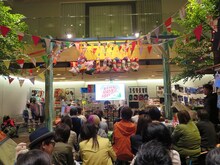 期間限定LOGOS SHOP店内。中にはペナルティ・ヒデとライセンスのミニ写真展も。