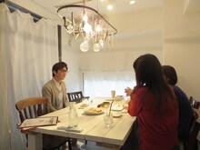 「えがお∞（むげんだい）プロジェクト オリエンタルラジオ藤森と一緒にカフェトークができる」の様子。