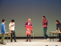 「Tシャツを5秒でたためる」とTシャツを持参した小峠。