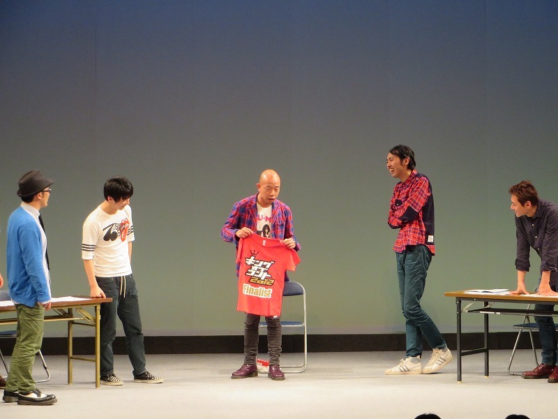 「Tシャツを5秒でたためる」とTシャツを持参した小峠。