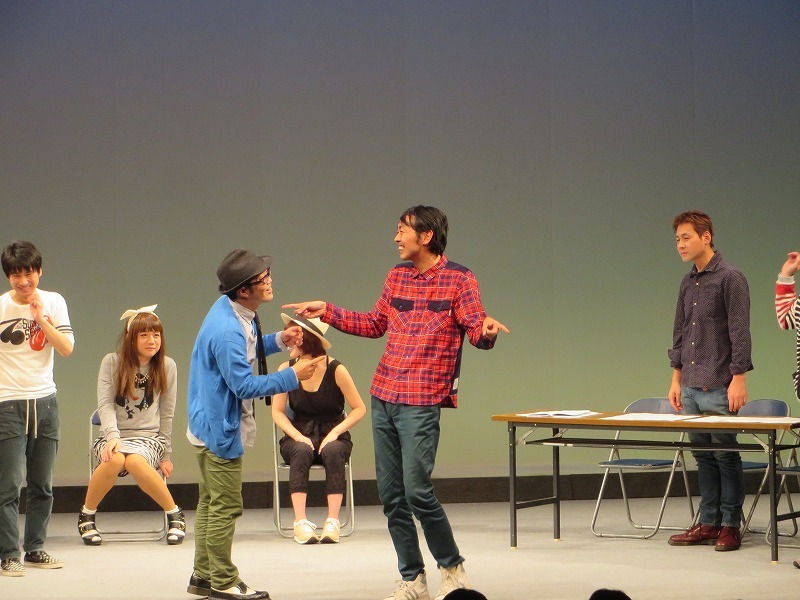 ヒロインと恋に落ちる権利を変なポーズで主張する田中。