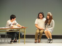 槙尾をお触りする中岡。