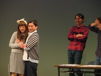 槙尾をお触りする野田。