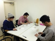 DVD「パドックVol.2」のオリジナルカードにサインするジャングルポケット。