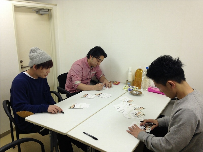 DVD「パドックVol.2」のオリジナルカードにサインするジャングルポケット。