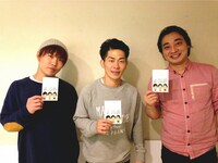 DVD「パドックVol.2」のオリジナルカードを手にするジャングルポケット。