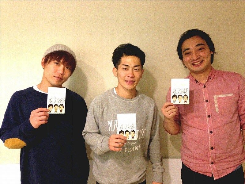 DVD「パドックVol.2」のオリジナルカードを手にするジャングルポケット。