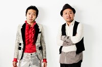 THE TON-UP MOTORSの上杉周大（左）と、マキタスポーツ（右）。