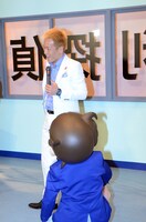 無回転謎かけに興味津々なコナンくんに見つめられるじゅんいちダビッドソン。