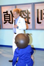 無回転謎かけに興味津々なコナンくんに見つめられるじゅんいちダビッドソン。