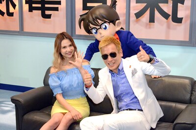 「コナン展」オープニングセレモニーに出席した水沢アリーとじゅんいちダビッドソン。