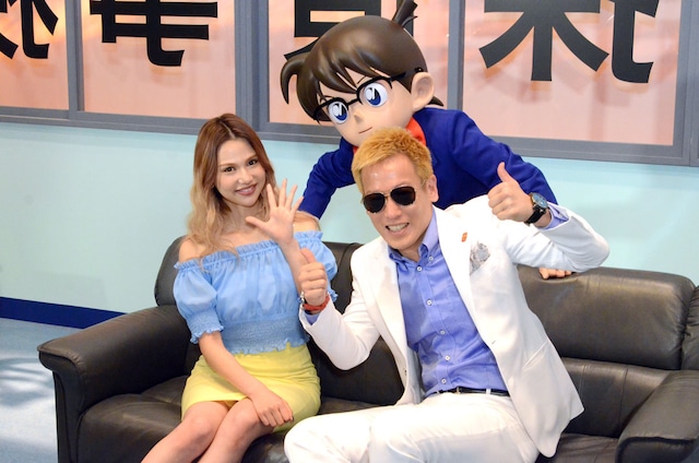 「コナン展」オープニングセレモニーに出席した水沢アリーとじゅんいちダビッドソン。
