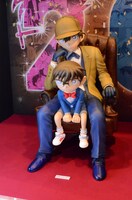 「コナン展」に展示されている工藤新一と江戸川コナンの等身大フィギュア。