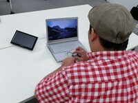 「ONE SKY,ONE ROAD」を体験するドロンズ石本。