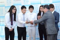 大久保市長から天狗にPR隊長の委嘱状が渡された。