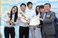 「飯能ワクワクPR隊長」に就任した天狗（左から2人）。