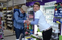 ガリットチュウ福島（左）と握手をする川島。