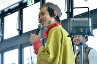 コーチャンフォー新川店のイベントに登場した上杉周大。写真右は岸ディレクター。