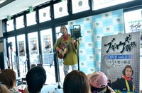 「ブギウギ奥の細道」のテーマソング「旅立ちのとき」を歌う上杉周大。