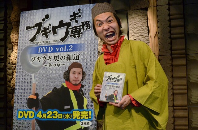 「ブギウギ専務」のDVD vol.2「ブギウギ奥の細道～冬の章～」の発売記念イベントに登場したTHE TON-UP MOTORSのボーカル・上杉周大。