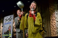 JR札幌駅 パセオ センター地下1F テルミヌス広場のイベントに登場した上杉周大。写真奥はオオタケ秘書。