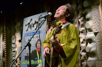 「ブギウギ奥の細道」のテーマソング「旅立ちのとき」を歌う上杉周大。