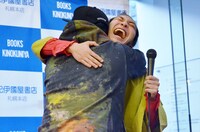 サプライズで登場した直後、抱擁するダイノジ大地（手前）と、上杉周大。