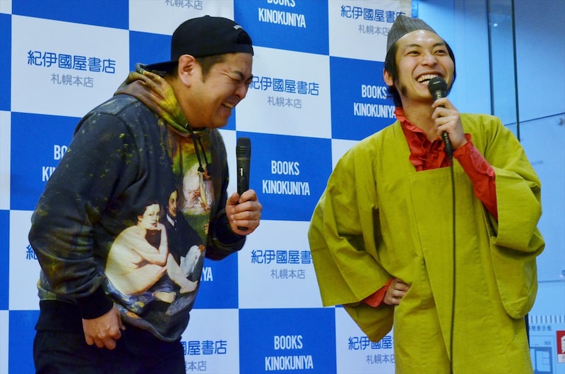 「ブギウギ専務」のDVD vol.2「ブギウギ奥の細道~冬の章~」の発売記念イベントにサプライズ出演したダイノジ大地(左)、THE TON-UP MOTORSの上杉周大(右)。