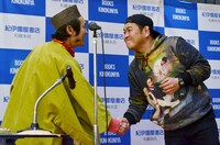 上杉周大（左）が弾き語りを披露したあと、上杉に握手を求めるダイノジ大地（右）。