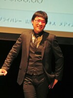 観客と特別な信頼で結ばれている魔法使い山里。