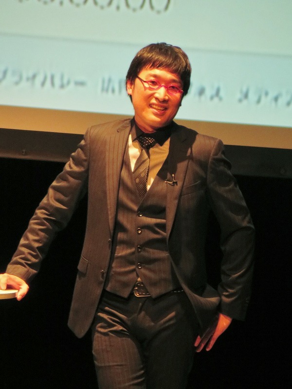 観客と特別な信頼で結ばれている魔法使い山里。