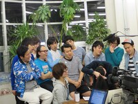 阿部が髪を結ぶ姿を盛り上げる同期たち。