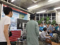 颯爽とやってきたしずる。