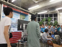 颯爽とやってきたしずる。