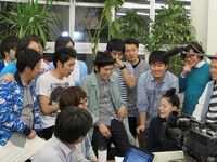 ヒロキングの話を必死でやめさせる村上と、岡部の言葉をパクり「ずっと仲良くしよう」とアピールする池田。