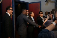 オバマ米大統領に扮して姿を見せるデンジャラス・ノッチ（中央）と、ガードマンに扮するデンジャラス安田（右）。