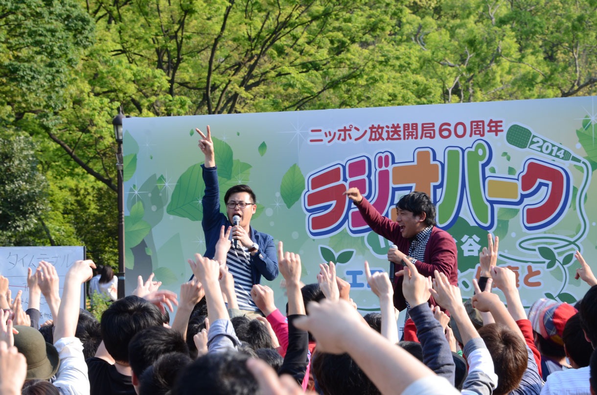 「みんなでエビバディ！」で盛り上がる噴水ステージの様子。