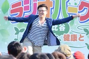 「剛力ダンス」を繰り広げるアルコ＆ピース平子。