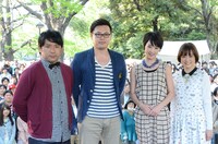 公開記者会見に出席したアルコ＆ピース、剛力彩芽、大原櫻子（左から）。